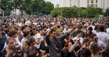 الفرنسيون يتحدون فيروس كورونا.. الآلاف يتجمعون فى الشوارع للاحتفال بمهرجان عيد الموسيقى.. الشرطة الفرنسية تلجأ لقنابل الغاز المسيل للدموع لتفريق المحتفلين.. وانتقادات حادة على السوشيال ميديا للمخالفين