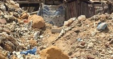 مقلب قمامة يحاصر سكان الحى الثامن العائلى بالعبور ويهددهم صحيا