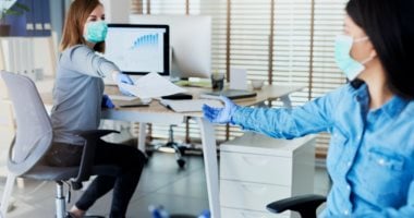 6 أوقات يصبح ارتداء الكمامة فيها ضرورة.. منها فى المواصلات