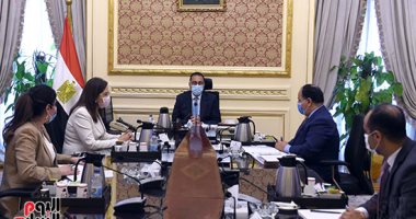 رئيس الوزراء يستعرض حوافز الموظفين المنتقلين للعاصمة الإدارية الجديدة.. مدبولى: بدل انتقال ووحدات سكنية بمدينة بدر وبالعاصمة الإدارية بتيسيرات فى السداد والتكلفة