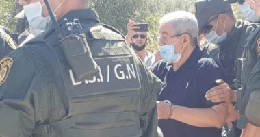 القضاء الجزائرى يسمح لأويحيى بحضور جنازة أخيه مكبلا بالأصفاد