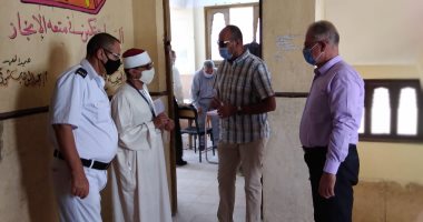  رئيس مدينة بلبيس يتابع تطبيق الإجراءات الاحترازية داخل لجنة الثانوية الأزهرية 