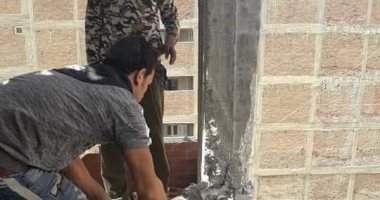 إزالة دور رابع مخالف بشارع رياض باشا بحى أول طنطا.. صور