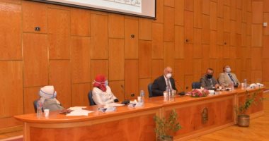 صور.. رئيس جامعة أسيوط يسلم رئاسة مجلس كلية طب لعميدها الجديد