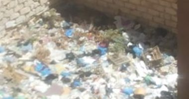 شكوى من تراكم القمامة بقطعة أرض فضاء خلف مدرسة بالعجمى
