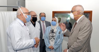 رئيس جامعة المنصورة يفتتح تشغيل أحدث جهاز تفتيت حصوات بمركز جراحة الكلى 