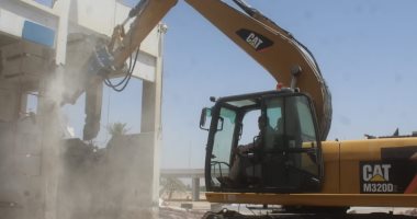 صور .. إزالة محطة وقود سيارات لتعديها على حرم  محور عدلى منصور ببنى سويف