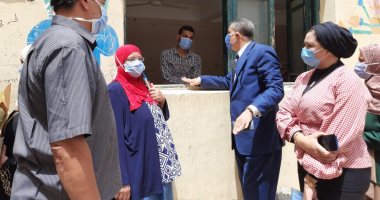 مدير فرع بنى سويف للتأمين الصحى يتفقد أعمال التقديم للمعهد الفنى للتمريض بالتأمين 
