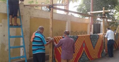 صور.. رئيس مدينة أرمنت يعلن تركيب تندات أمام لجان الثانوية لحماية الطلاب