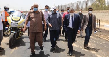 محافظ سوهاج يتفقد مشروعات طرق وصرف صحى بتكلفة 74 مليون جنيه
