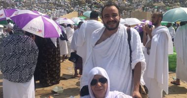 حسام داغر يزور قبر والدته.. ويعلق: جيت أرش الفل حواليكي