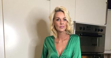 من غير كورسات ولا مذاكرة.. فتاة تتحدث أربع لغات نتيجة تلف الدماغ