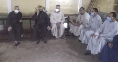 صور .. أهالى 4 قرى بإسنا يقومون بتجهيز عمارة جديدة لعزل مصابى كورونا