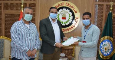 محافظ الدقهلية يستقبل أحد أبطال موقعة " البرث " ويسلمه عقد عمل 