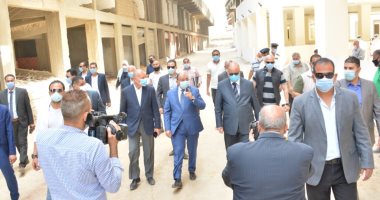 وزير التنمية المحلية ومحافظ القاهرة يتفقدان سوق المطرية الجديد قبل نقل الباعة.. صور