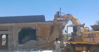 صور.. تنفيذ 5 قرارات إزالة تعديات على أراضى الدولة فى برج العرب بالإسكندرية