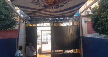 صور.. مظلات للشمس وتطهير لجان الثانوية العامة بالإسكندرية استعدادا لامتحان الغد
