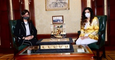  وزيرة الهجرة تستقبل المهندسة زينب بشير وتقبل تبرعات بــ "نحبك يامصر" 