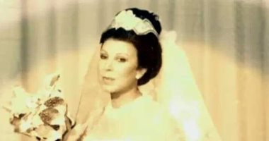 صورة نادرة من 50 عاما.. رجاء الجداوي بفستان الزفاف