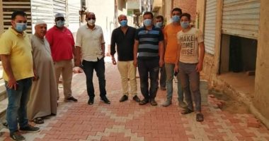 صور ..شباب كفر كلا الباب بالغربية يرصفون شوارع القرية بالانترلوك  