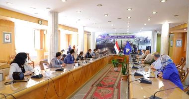 محافظ دمياط تكرم مدير مديرية الصحة و أفراد من الأطقم الطبية