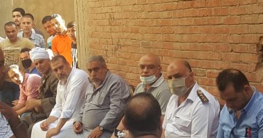 صور.. قيادات الشرطة بطلخا يقدمون واجب العزاء لأسرة قتيلة ميت عنتر