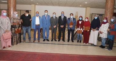 محافظ سوهاج يكرم 6 من العاملين فى القطاع الطبى.. صور