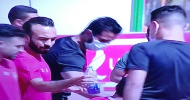توقف لشرب المياة والتقاط الأنفاس في أول مران للأهلي  في زمن كورونا
