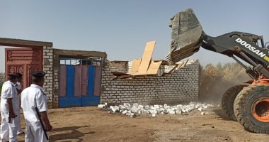 صور.. إزالة تعديات بناء على الأراضى الزراعية بأسوان