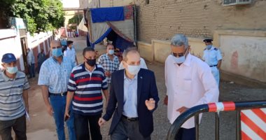 صور .. فرق طبية فى أسيوط لفحص طلاب الثانوية العامة أمام اللجان
