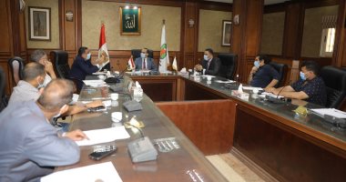 نائب محافظ سوهاج يناقش موقف تراخيص أعمال البناء الصادرة من المجالس المحلية