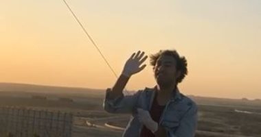 على ربيع يسلى نفسه باللعب بطائرة ورقية على أنغام فيروز .. فيديو