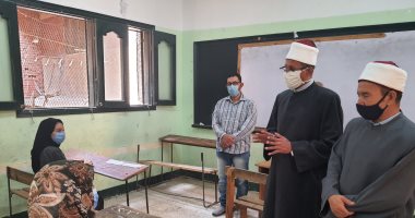 صور.. وكيل الأزهر يتفقد لجان الثانوية بامتحان القرآن للقسم العلمى