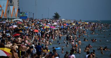 صور.. زحام شديد بشواطئ بريطانيا رغم كورونا فى ظل الحر الشديد