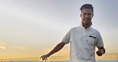 كريستيانو رونالدو يستمع بلحظات غروب الشمس في تورينو × صورة 