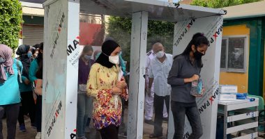 بوابات ثنائية لتعقيم الطلاب خلال الدخول للجان الثانوية العامة بالغردقة