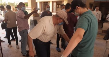 نقاط للتباعد الإجتماعى ومنع تجمعات أولياء الأمور بلجان الثانوية العامة فى سوهاج 
