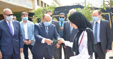 صور .. وزير التنمية المحلية يناشد أولياء الأمور بعدم التزاحم أمام اللجان 