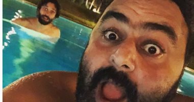 شيكو برفقة كريم محمود عبد العزيز في حمام السباحة.. ويعلق: تباعد دا ولا مش تباعد