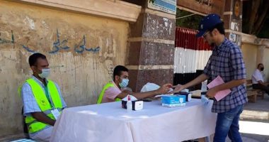 متطوعون بالأقصر يوزعون الكمامات أمام لجان الثانوية