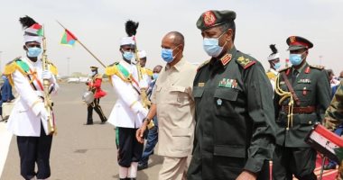 صور..البرهان يستقبل الرئيس الاريترى لدى وصوله للسودان فى زيارة تستغرق 3 أيام