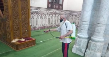 بيوت الله تستعد لاستقبال ضيوفه.. مديريات الأوقاف تكثف أعمال تعقيم المساجد استعدادا للفتح فجر السبت.. وضع علامات التباعد على السجاد.. وشباب متطوع لتوعية المصلين.. وغلق الأبواب عند اكتمال العدد.. صور
