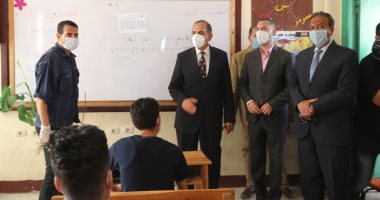 المحافظون ونوابهم من داخل لجان امتحانات الثانوية العامة..ارتداء الكمامات والجلافز ومنع تواجد أولياء الأمور أبرز قراراتهم لخدمة الطلاب.. وجولات للتأكد من وصول الأسئلة بموعدها وتوفير كافة الدعم للطلبة داخل اللجان