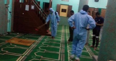 صور.. متطوعون ينطلقون فى تطهير المساجد وتعقيمها فى مدينة الطود 