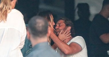 من غير كمامة.. جيرارد بتلر عايش حياته عادى "بوس" وأحضان وتجمعات