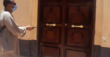 شباب قرية منيحة بمحافظة أسوان يواجهون فيروس كورونا بتعقيم الشوارع والمنازل