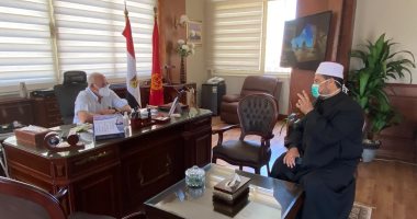 محافظ بورسعيد يبحث مع مدير مديرية الأوقاف استعدادات فتح المساجد غدًا