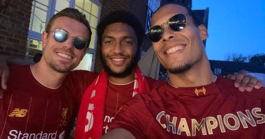 فان دايك يظهر بقميص التتويج بلقب الدوري الإنجليزي 
