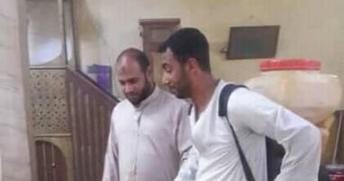 استعداد للصلاة فى المساجد.. شباب مركز دار السلام بسوهاج يعقمون المساجد