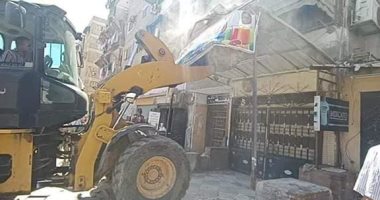 صور.. إزالة التعديات على أراضى الدولة ومخالفات البناء بحى الزهور فى بورسعيد